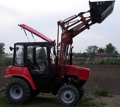 Трактор МТЗ-320 с куном для мини фермы.